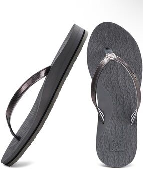 Kuailu Gray Flip Flop Sandals with Metallic Straps
